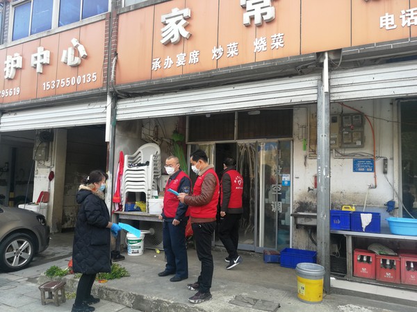 腰铺中心小学志愿者向餐饮店主宣传使用公筷公勺活动.jpg