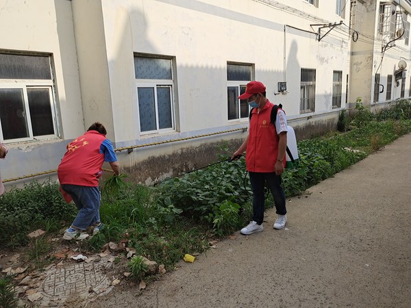 6月3日，黄泥岗镇万郢村消杀工作 拍摄者：周玉娟 工作单位：黄泥岗镇万郢村.jpg