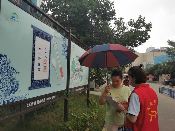 志愿者向居民开展公筷公勺宣传.jpg