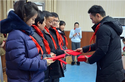 校长颁发少工委聘书 DSC_0050.jpg