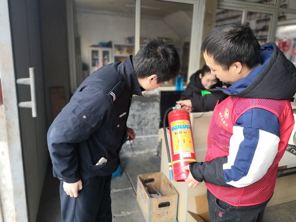 志愿者对仓库进行灭火器检查.jpg