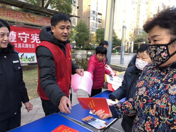 1月13日上午文昌花园社区开展学习宪法志愿宣传活动 （令狐丹丹 摄）.JPG