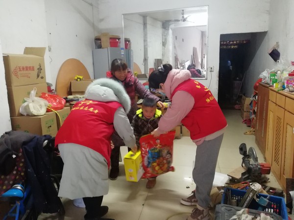 2021年1月14日，滁州市南谯区腰铺社区志愿者慰问困境儿童（拍摄者：华从玉 拍摄单位：腰铺社区）.jpg