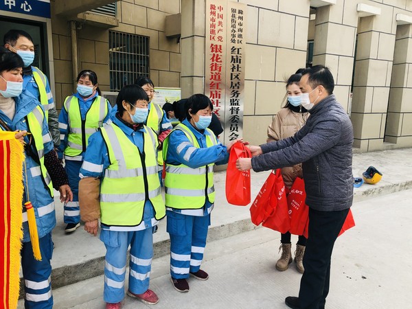 2021年1月14日下午，红庙社区新时代文明实践站开展关爱环卫工人慰问活动（拍摄作者：红庙社区高超） (2).JPG
