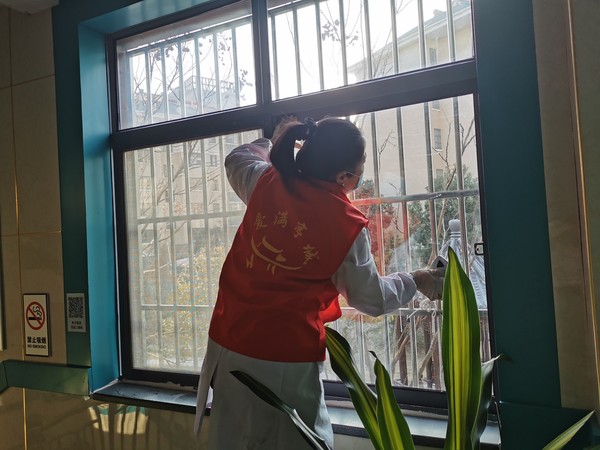 志愿者擦楼道窗户.jpg