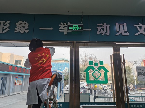 志愿者擦洗医院大门玻璃.jpg