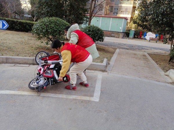 1月14日下午，文昌花园社区组织辖区志愿者开展环保卫生大扫除行动 (5).jpg