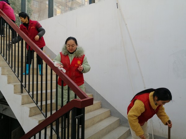 1月14日下午，文昌花园社区组织辖区志愿者开展环保卫生大扫除行动 (3).jpg