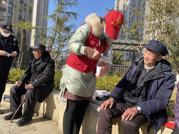 2021年1月13日发能国际城社区携手社区城管网格队员开展宣传文明行为促进条例&mdash;&mdash;文明养犬宣传活动 (2).JPG