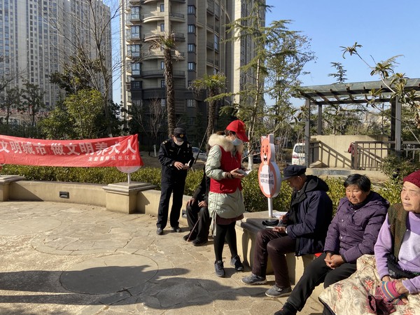 2021年1月13日发能国际城社区携手社区城管网格队员开展宣传文明行为促进条例&mdash;&mdash;文明养犬宣传活动 (3).JPG