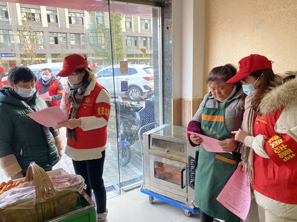 2021年1月12日  东坡社区组织党员志愿者在阳光都市小区开展沿街商铺防疫宣传活动（拍摄人：仝基莉 拍摄单位：东坡社区）.jpg