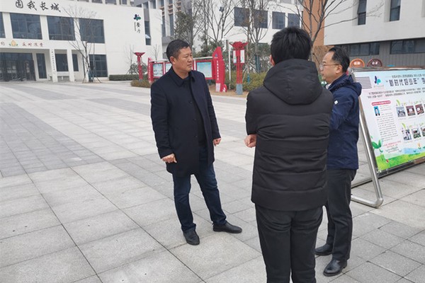 李开阳认真听取校长杜佐运地详细汇报.jpg