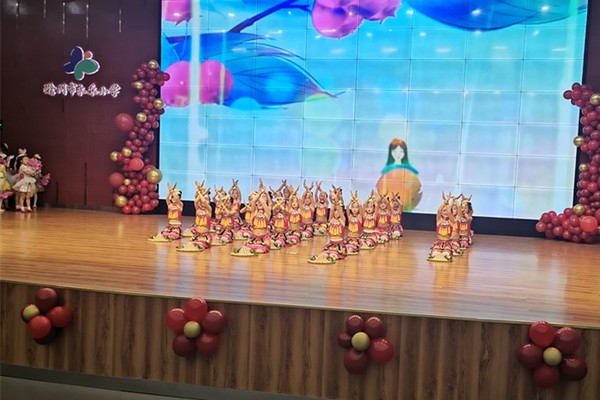 一年级舞蹈《烟雨行舟 》.jpg