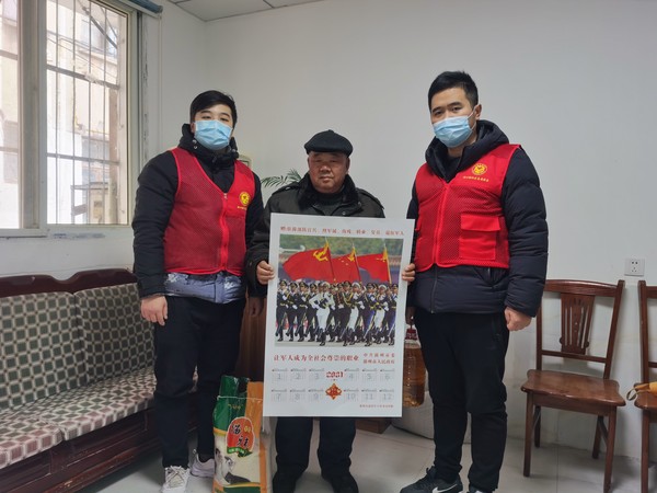 2021年1月27日湖心路社区组织慰问辖区退伍军人并送年画-拍摄者李璇、湖心路社区.jpg