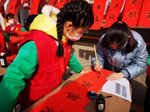 2021年1月28日湖心路社区联合湖心路小学开展&ldquo;迎新春、写春联、送福字&rdquo;活动-拍摄者张伟、湖心路社区2.jpg