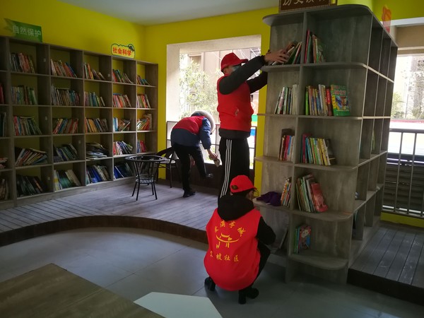 2021年1月11日  东坡社区组织志愿者在东方樾小区开展&ldquo;周五一小时  扮靓文化站&rdquo;志愿服务活动（拍摄人：贺宗霞 拍摄单位：东坡社区）.jpg