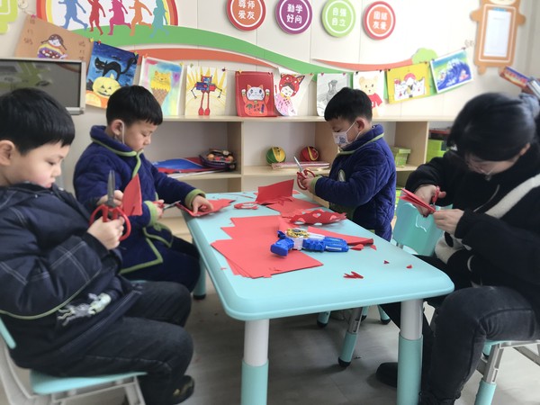 2021年1月29日腰铺社区未成年人趣味剪窗花活动 (2).jpg