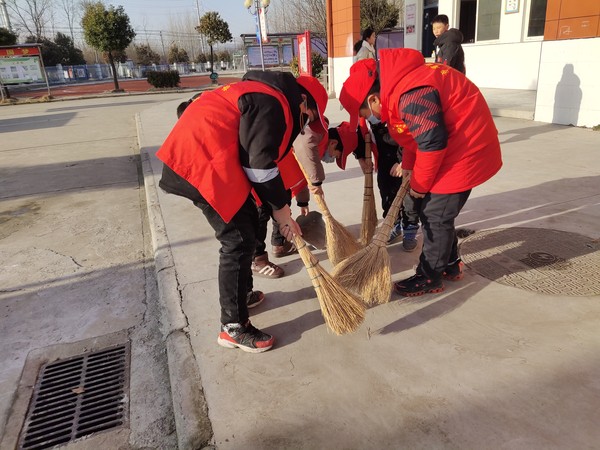 志愿者们认真清扫校园.jpg