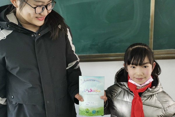 拿到全新报告册  高兴地和老师合个影.jpg