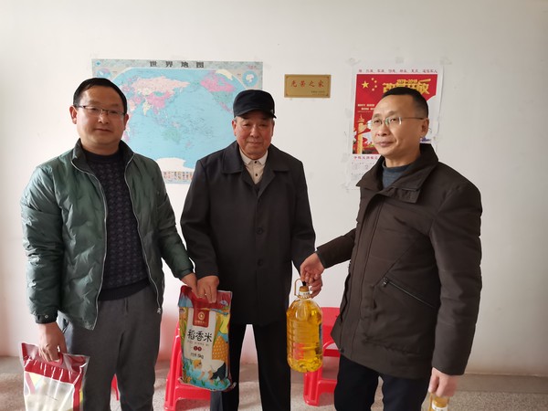 2021年1月31日珠龙学校春节慰问退役老军人 (2).jpg