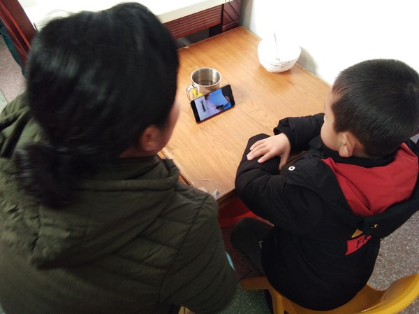 家长陪伴孩子观看家风家训视频.jpg