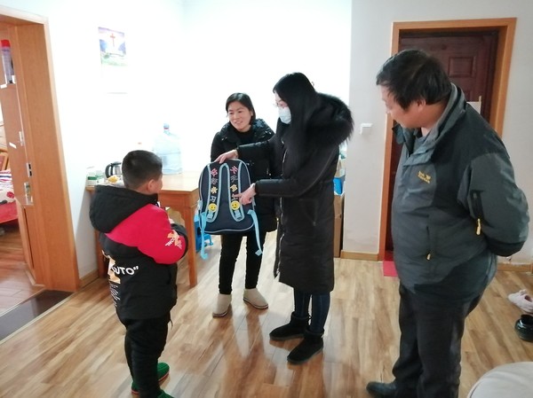 学校为困境儿童送上书包等慰问品.jpg