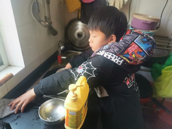 二年级小朋友在家帮忙洗碗.jpg