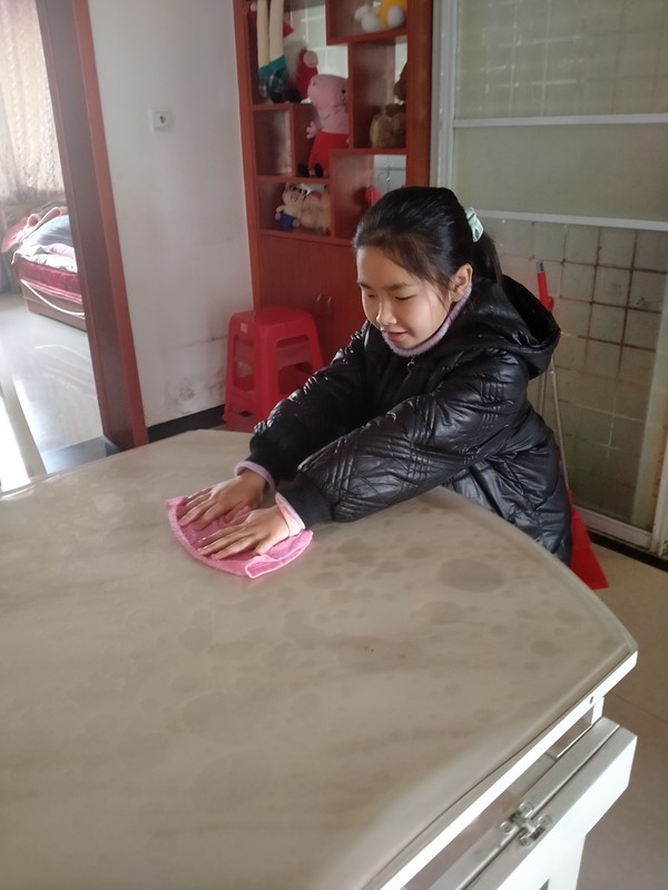 我会帮妈妈擦桌子啦.jpg