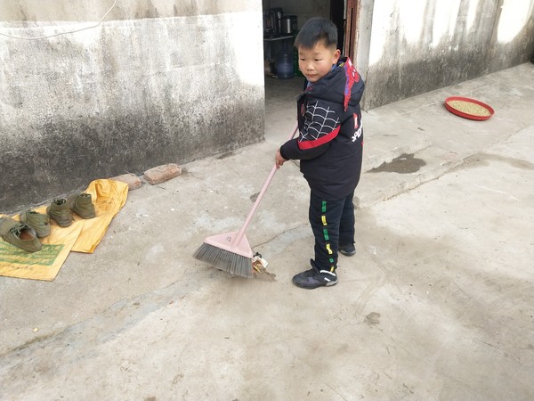 一年级小朋友扫地扫的可干净了.jpg
