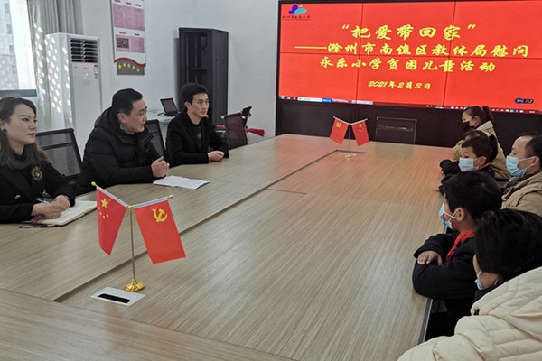 杨均田与孩子们展开亲切交谈.jpg