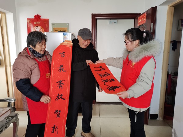 志愿者上门给辖区老党员送春联1.jpg