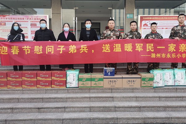 迎春节慰问子弟兵  送温暖军民一家亲.jpg