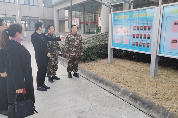 参观战士们的生活和学习环境.jpg