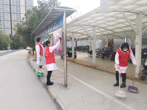志愿者打扫宣传栏.jpg