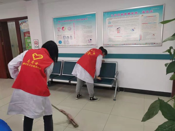 志愿者在科室清扫.jpg