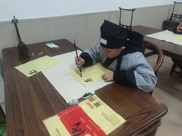 菊香苑社区开展&ldquo;新春墨飘香&rdquo;书法活动 (1).jpg