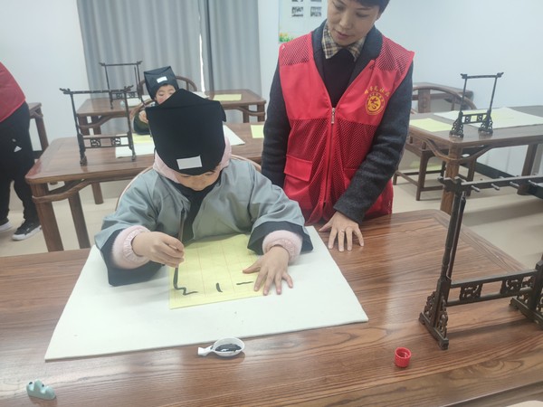 菊香苑社区开展&ldquo;新春墨飘香&rdquo;书法活动 (2).jpg