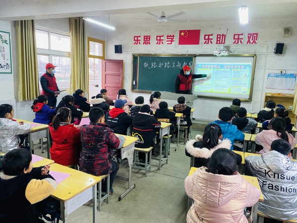 2021年1月5日下午，红庙社区新时代文明实践站组织志愿者来到辖区创业路小学开展了铁路护路主题宣传教育活动。（拍摄作者：红庙社区高超） (1).JPG