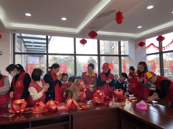 &ldquo;扎灯笼&rdquo;活动现场  图片来源：发能国际城社区.JPG