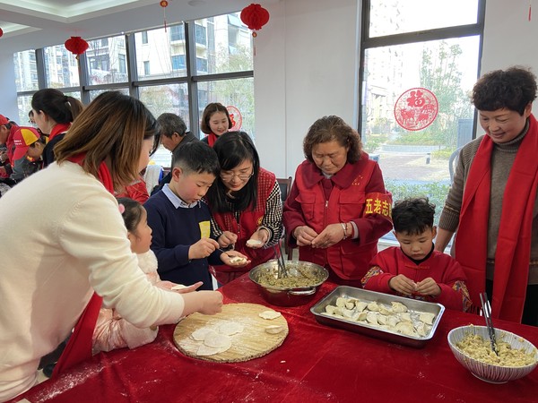 &ldquo;包饺子 暖心田&rdquo;活动现场  图片来源：发能国际城社区.JPG