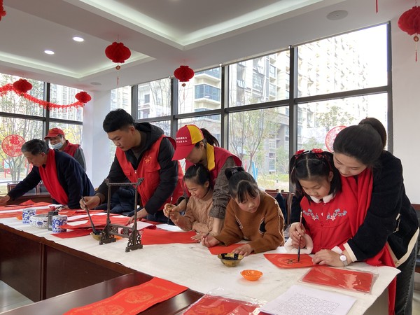 &ldquo;写春联 送祝福&rdquo;活动现场  图片来源：发能国际城社区.JPG