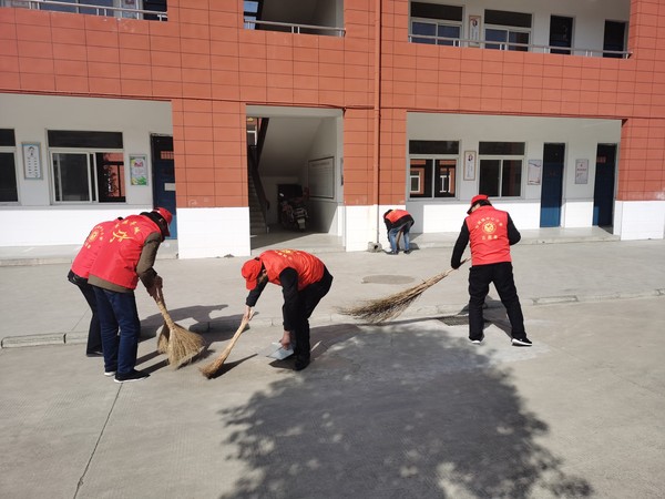 大家在清理教学楼前大平台.jpg