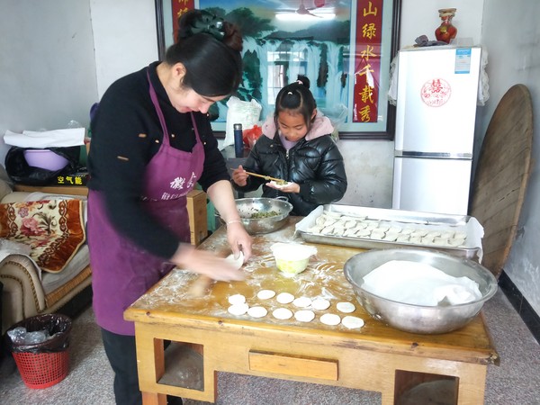 戈子怡同学认真地学习包饺子.jpg