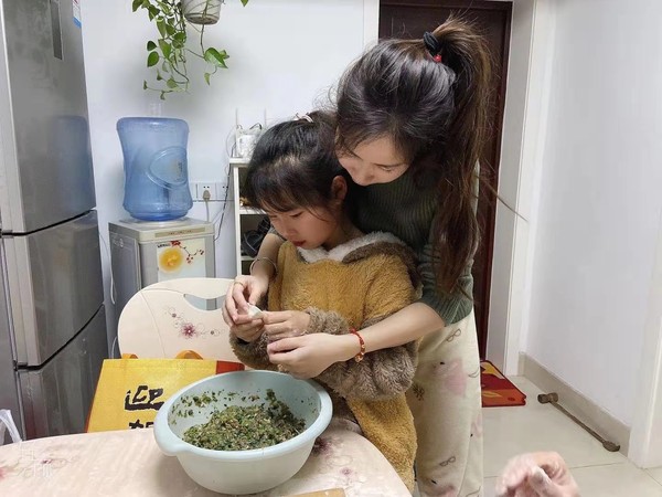 雷欣冉同学的妈妈手把手教她包饺子.jpg