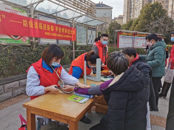 志愿者为居民监测血压.jpg