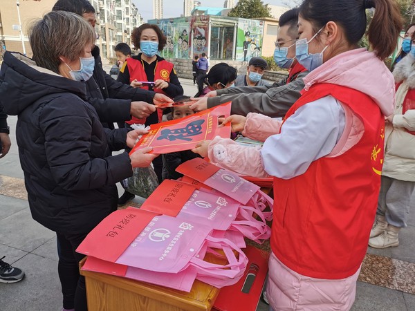 志愿者为居民赠送福袋.jpg