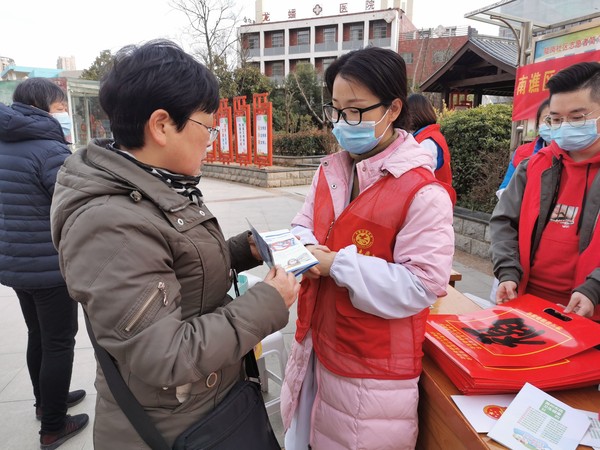 志愿者向居民宣传防疫健康知识.jpg