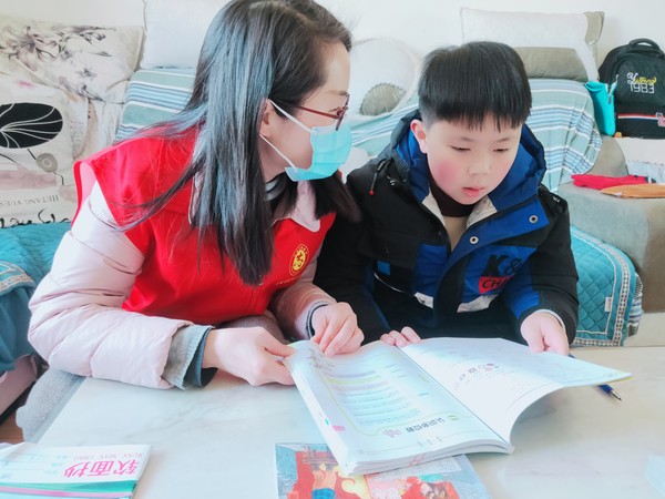 2021年2月8日龙蟠南苑社区妇联开展为留守儿童辅导作业志愿服务活动jpg.jpg