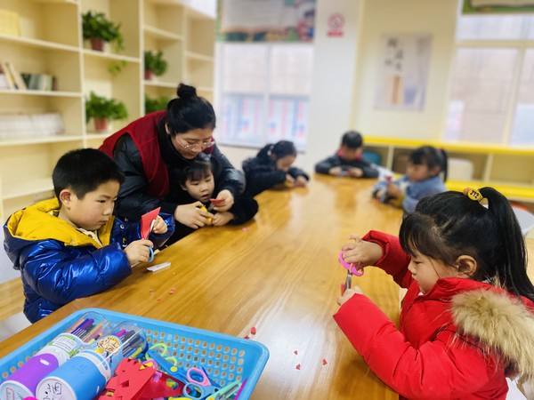 2021年2月18日下午，红庙社区新时代文明实践站联合创业中苑幼儿园组织未成年人开展趣味剪纸文化活动。（拍摄作者：红庙社区高超） (2).JPG
