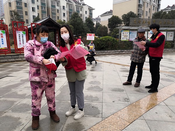 陡岗社区新时代文明实践站开展少去聚集聚餐 多用公勺公筷 移风易俗宣传活动 (1).jpg